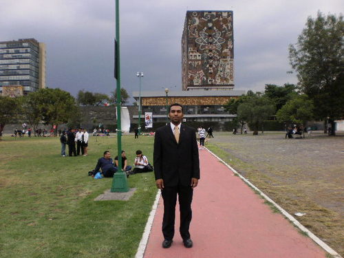 Nací en Tlatelolco, un tradicional e histórico lugar de la Ciudad de México. Soy Licenciado en Derecho (UNAM), Antropología Social (UAM) y Filosofía (UACM).