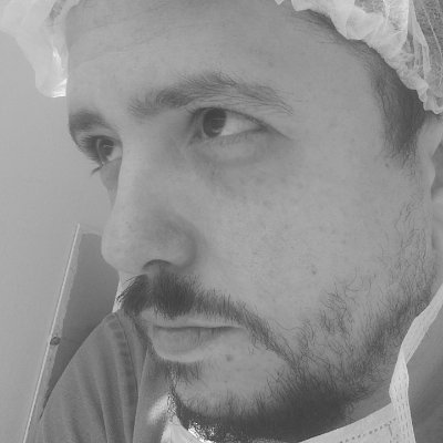 Pai da Laura.
Streamer aposentado.
Cozinheiro por hobby.
Mestre em jogar conversa fora.
Neurofisiologista por amor.
Criador do Patrickson.
Leonardo por nome.