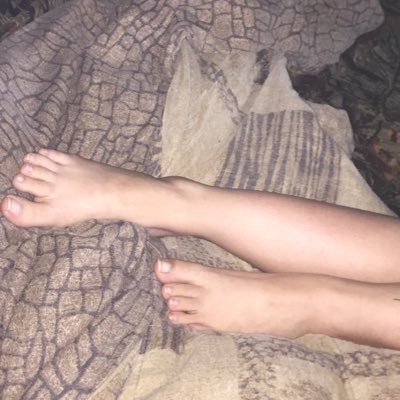 selling feet pics size 8 Please DM for prices 😘