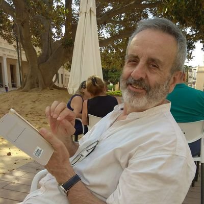 Padre de Bruno. 

Traductor, filólogo, viajero, profe, exconcejal de Santa Pola y militante de  Iniciativa-Compromís. 

Vecino de Alicante.