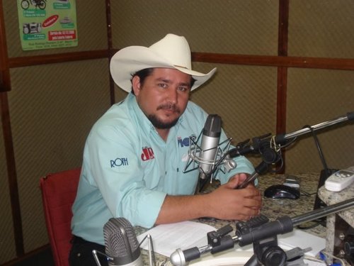 Radialista/Locutor da da top 101,3 FM Bauru o programa de rodeio no rádio se Bauru para o Brasil!