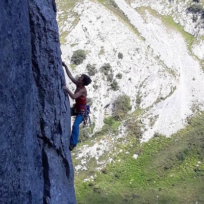Una amante de la escalada que le encanta el yoga en todas sus formas.