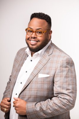 Nerd 👓 worshipper 🙌 jetsetter 🛫 businessman 💼 healthcare 🏥 strategist 📈 innovator 🔧 sports nut🏀🏈⚽