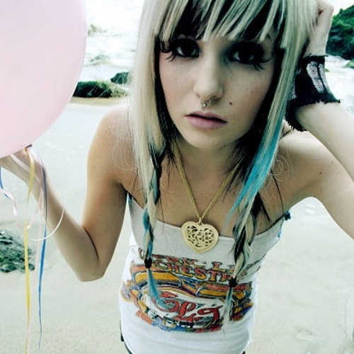i love chick rockers. my favs: @corrincampbell and @paramore! i get my pic taken for a living! @CorrinCampbell followed me 12/11/10! I don't check DMs, so @ me.