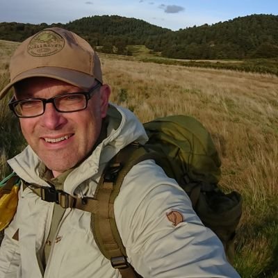 Forest School, beach explorer, bushcraft & outdoor education - inspiring children's love of the natural world. Dad to 'Bean' husband to my love. Also HWTL! ⚫️⚪️