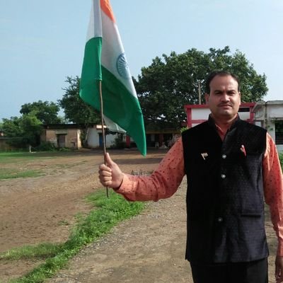 HorilalGabel's profile picture. ना सोचो की मेरी मंजिल कहाँ अभी तो चलने का इरादा किया है 
न हारेंगे हौसला उम्र भर ये वादा किसी और से नहीं खुद से किया है।