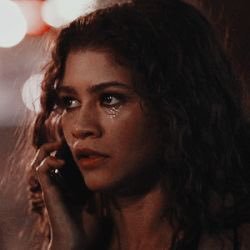 𝑖 𝑙𝑖𝑘𝑒 ℎ𝑜𝑤 𝑠𝑜𝑚𝑒𝑜𝑛𝑒 𝑝𝑙𝑎𝑦𝑠 𝑤𝑖𝑡ℎ 𝑚𝑦 ℎ𝑎𝑖𝑟, 𝑛𝑜𝑡 𝑓𝑒𝑒𝑙𝑖𝑛𝑔𝑠. insta: malgosiatobis