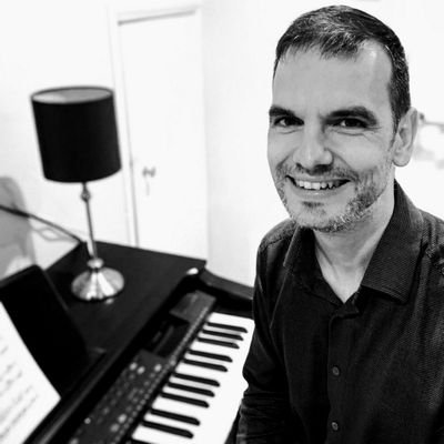 🎵🎶  Having fun at the keyboard.  🎼MMUS @livuni & DipABRSM Piano 🎹 playing worship, classical, jazz and dance music.  day job - BBC News presenter