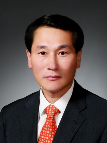 전 서울중앙지검 등 검사 역임, 현 법무법인 청암 대표변호사