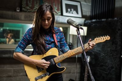 Compositora y cantante. Presentando Las Canciones Posibles (2018) y TRINCHERA (2020)