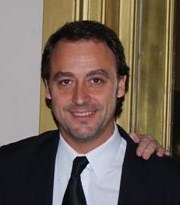 periodista , hoy panelista de espectaculos, mañana Dios dira. papa de tres nenas,la razon de todo junto a Ce .Fanatico de mis viejos, mis sobrinos y river.