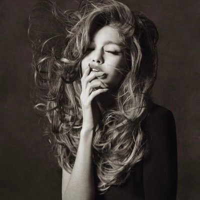 evxllilith's profile picture. “Elle avait les yeux de la couleur du ciel” — Gloire à Satan — Succubus Queen — 𝐺𝑒𝑡 𝑜𝑛 𝑦𝑜𝑢𝑟 𝑘𝑛𝑒𝑒𝑠