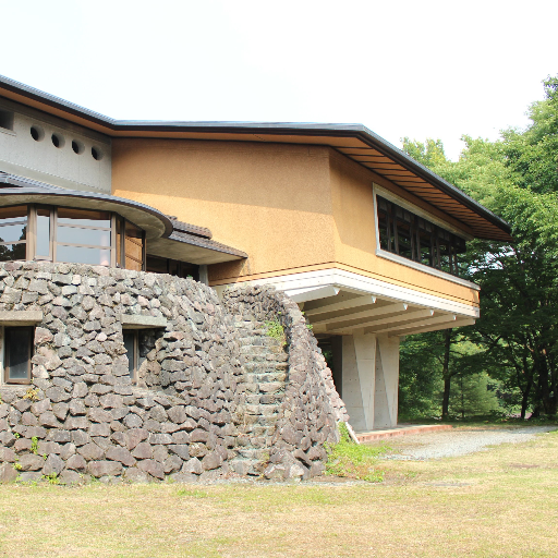 群馬県昭和村にある宿泊施設です。
恵まれた自然環境の中で青少年の育成を図ることを目的として設置された施設です。
野外炊事、キャンプファイヤー、自然観察、ハイキング、クラフト、テント生活体験等さまざまな活動として利用することができます。
近隣にはスキー場や温泉施設があります。

指定管理者：公益財団法人横浜市スポーツ協会