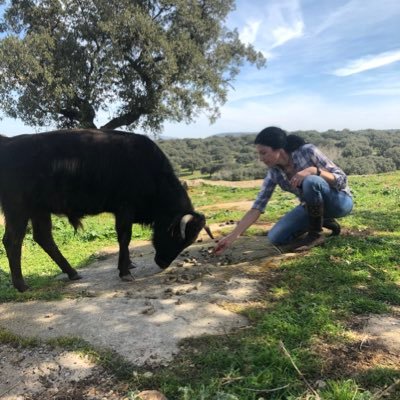 EMPRESARIA- AFICIONES LOS TOROS, LOS CABALLOS Y EL FLAMENCO. Cumpleaños el 11 de octubre