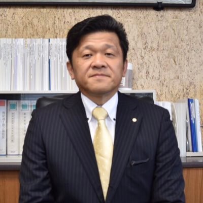 第7代目塩竈市長。昭和42年生。塩三小→塩三中→東北学院榴ヶ岡高校→東北学院大学経済学部経済学科卒業。宮城県議会議員 佐藤光輔秘書、参議院議員 市川一朗公設秘書。元宮城県議会議員(4期)。県議時代は《議運・総務企画・環生農水・文京警察》の委員長を務める。(スタッフ更新)