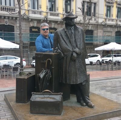 Amante del buen comer,amistad, música, los toros, defensor d los DDHH, socio del Atleti. De todo un poco 😉