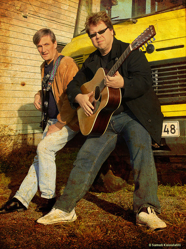 Rock'n Roll Duo joka esittää englannin- ja suomenkielistä musiikkia suhteessa 50/60 kaksiäänisesti basson ja kitaran kera!