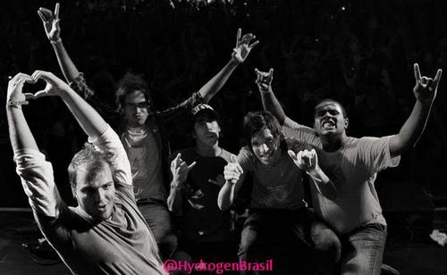 FC Feito para a @BandaHydrogen para poder demostrar pelo menos um pouco do meu amor por eles. ♥
