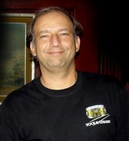 Músico, compositor, ingeniero civil (UNAM), admirador de la inteligencia, de las mujeres, de la Naturaleza, del Arte, del Espíritu y de Los Beatles.