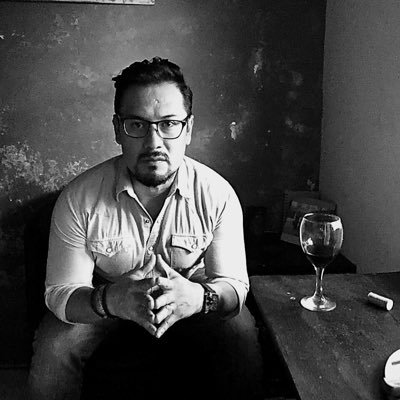 Lic. en Derecho. De poeta, fotógrafo y loco yo tengo un poco.