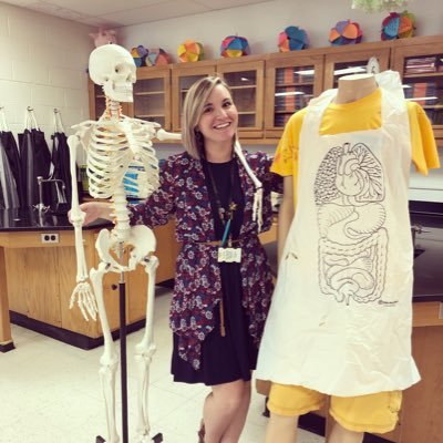 IB Biology and Forensic Science teacher at RHHS 🔬Prom advisor 🎉MUN sponsor 🌎 Fur mom to Phoebe & Penny 🐶🐱 and Darwin & Atom 🐹🐹 Winthrop graduate 🦅