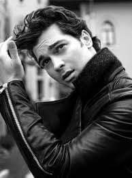 MUNIR80520867's profile picture. لا تكابر : م على الدنيا غرور 
الكبير الله - و مرجعنا تراب .😴💔