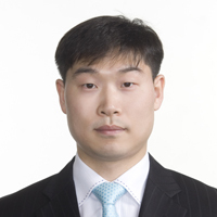 The richest peach is highest on the tree.
제일 잘 익은 복숭아는 제일 높은 가지에 달려 있다.