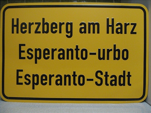 Since 2006 in this town (Middle-Germany): Esperanto in many fields of everyday life: Esperanto-courses, lessons at schools, sights info, road signs in Esperanto