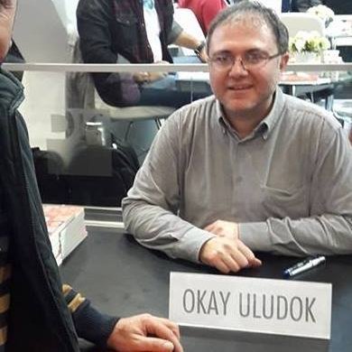 uludok's profile picture. OKAY ULUDOK
Gerçek soyadı Uludokumacı’dır. Çocuklar korkmasın diye “umacı”yı kovmuştur. Doğan Kitap’tan “40 Şizofrenden 1 Öykü”yü çıkarmıştır. Yazar...