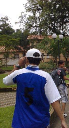 ♪ Malandro, com esse estilo que balança mais não cai  ♪