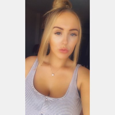 RhiannehughesX's profile picture. 