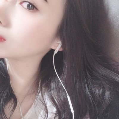 Ketika kamu mencintai, jujurlah pada diri. Jadi diri sendiri, jangan biarkan mereka jatuh cinta pada seseorang yg bukan dirimu.