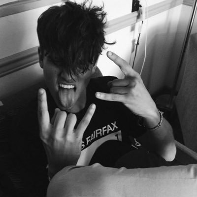 JackGrlty's profile picture. l’autre jack