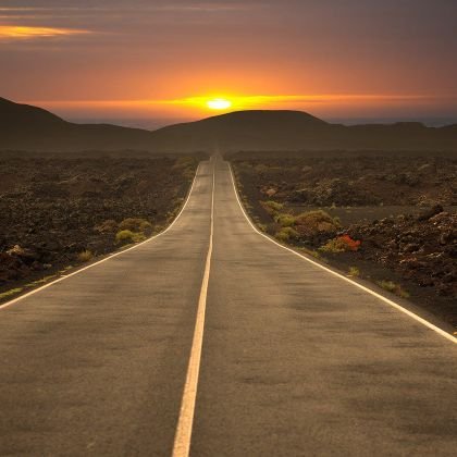 Al volver la vista atrás
se ve la senda que nunca
se ha de volver a pisar.