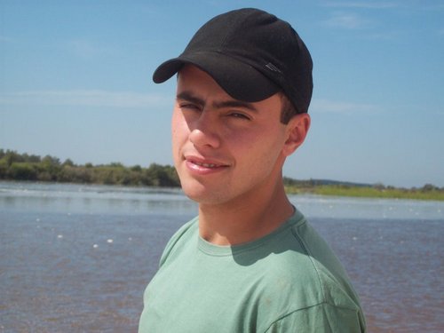 Um cara tranquilo.. Amigo.. com alguns defeitos.. que acredita que a  vida é uma peça de teatro q não permite ensaios...