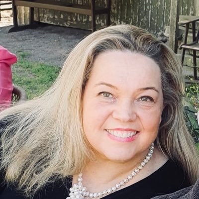 elizlangev's profile picture. 