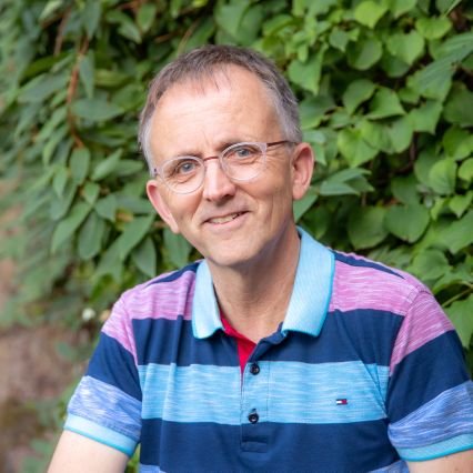 Was ich bin: Lernender, Sozialarbeiter, Sozialmanager, Geschäftsführer.
Was ich werde: Organisationsbegleiter, Geschichtenerzähler, kleiner Influencer :-)