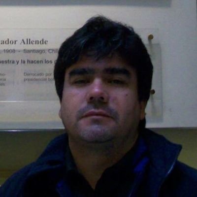 Profesor, de mediana edad, hincha de Audax, a la izquierda del mundo.