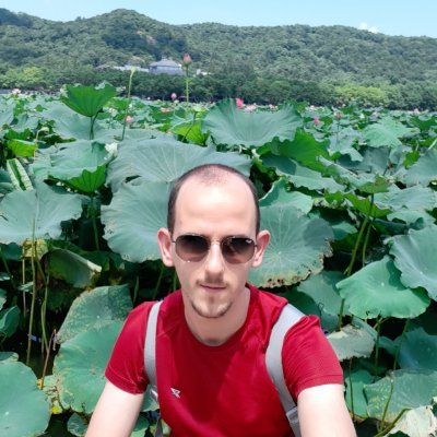 Biotecnólogo, cultivando un Doctorado en un modelo 3D bioimpreso.