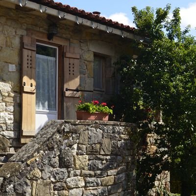 Casa Rural en Gaskue Odieta (Navarra) a 15 minutos de Pamplona. Tiene 3 habitaciones, 3 baños, Salón, Comedor, porche y jardín. Con encanto.