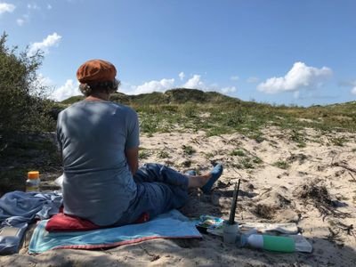 Al jaren docent beeldend. Een schilder en een maker.