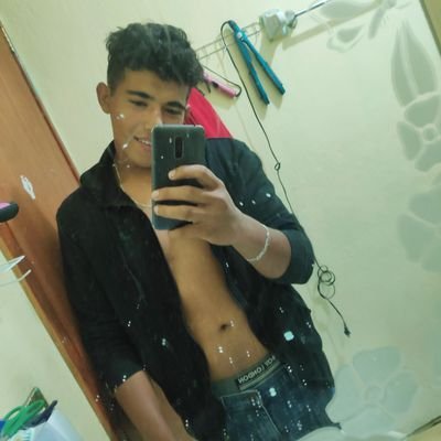 Hola quiero hablarles un poco de mí, Me llamó Juan tengo 24 años y muchos sueños y uno de ellos es ser un canal grande en Youtube
