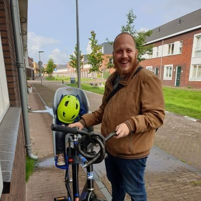 Trotse papa van Oliver, banjoman in Is This Your Bike? En docent Engels op het Liemers college.