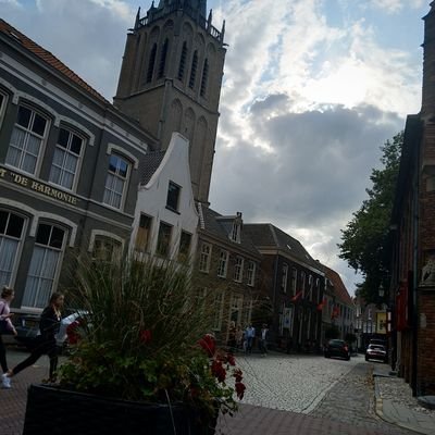 een echte realist niet links of rechts. maar mens. en filatelist verzamelt zegels van Panama en Hongarije. Brazilië postwaardestukken naar Nederland.voetbal fan