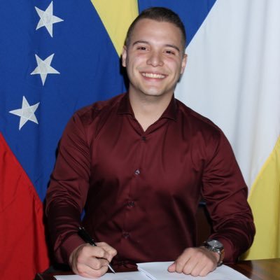 Venezolano, 27. Lic. Contador Público.