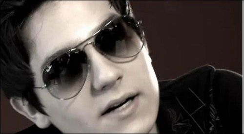(..)em frente ao espelho to ensaiando a melhor forma de dizer que to te amando... no seu olhar enxergo mais que sua alma,sua fala é uma linda melodia(..)
