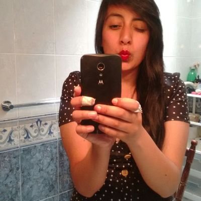 SmileeCore's profile picture. Lic. En Idiomas. Enamorada de los libros
Cine-fila amante de los Gatos
 (∩｀-´)⊃━