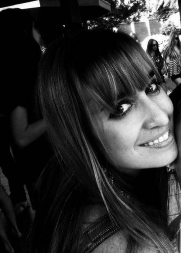 dani_danivieira's profile picture. Eu tenho medo de altura..e acredito em profundidades! Mas não evito os meus abismos. São eles que me dão a dimensão do que sou!