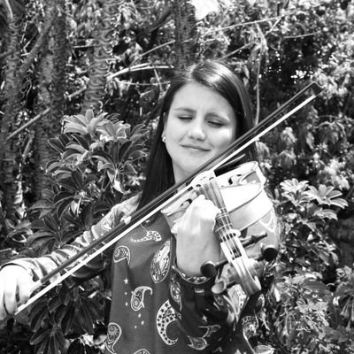 Condenados a la levedad del ser
Musicóloga, violinista, docente.