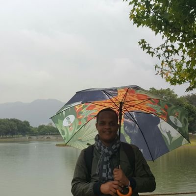 Ingeniero eléctrico; Especialidad en Administración Financiera; Máster en Diseño, Gestión y Dirección de Proyectos.